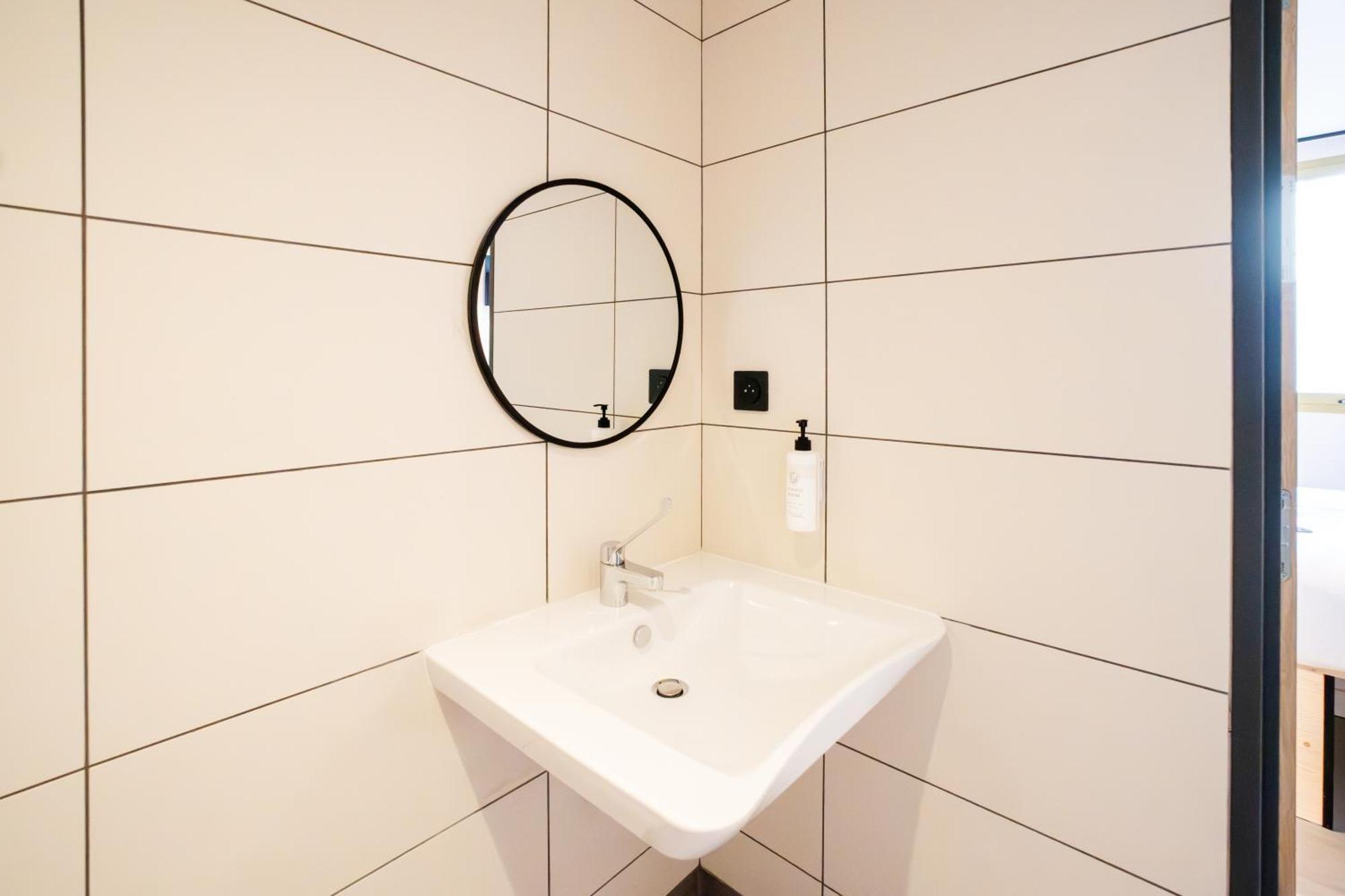 Easyhotel Marseille Euromed Esterno foto