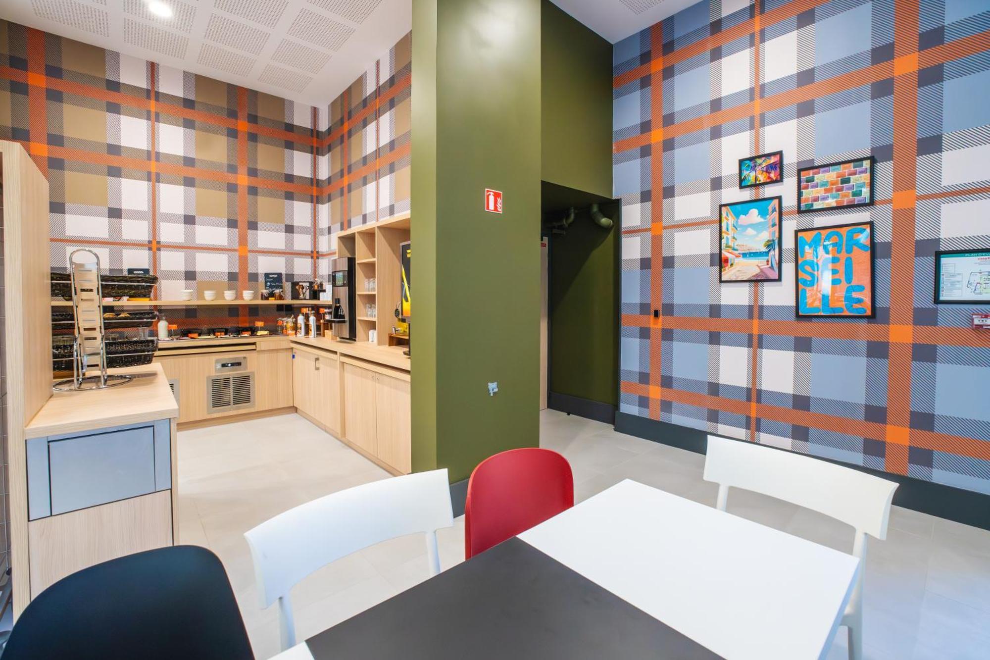 Easyhotel Marseille Euromed Esterno foto
