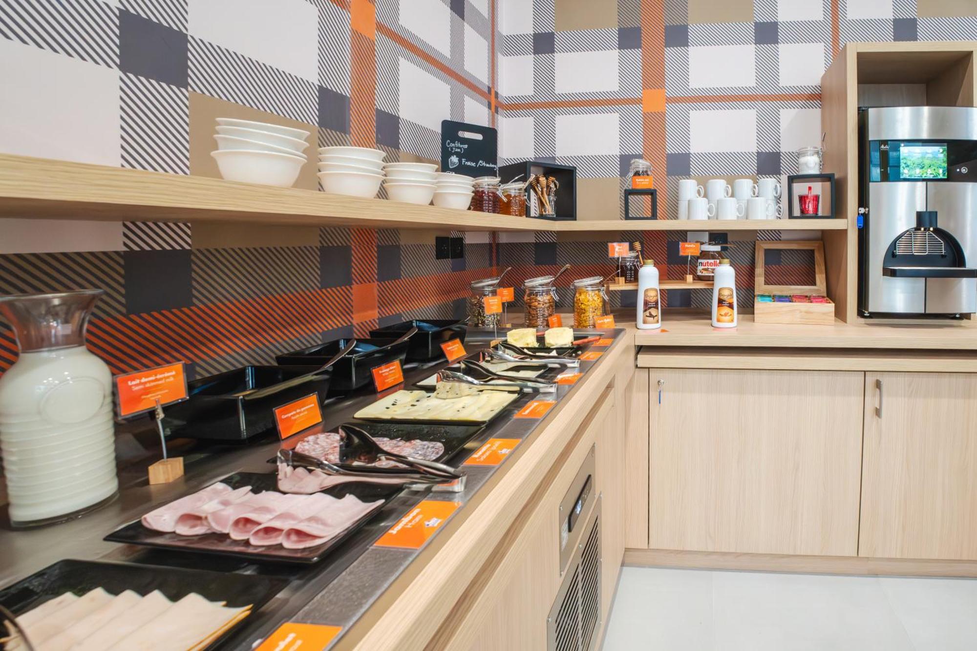 Easyhotel Marseille Euromed Esterno foto